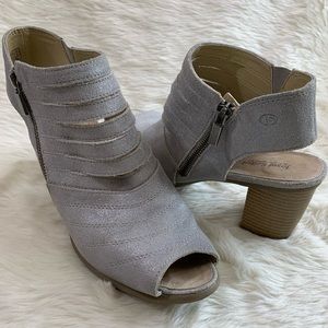 JOSEF SEIBEL Bonnie Silver Peep Toe Sandal